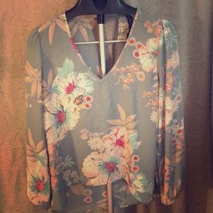 Beautiful floral blouse. Perfect top with jeans